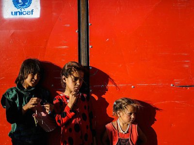 Des enfants syriens ayant fui la région de Raqa, le fief du groupe EI en Syrie, dans un camp de déplacés à Aïn Issa, le 11 juillet 2017 - BULENT KILIC [AFP]