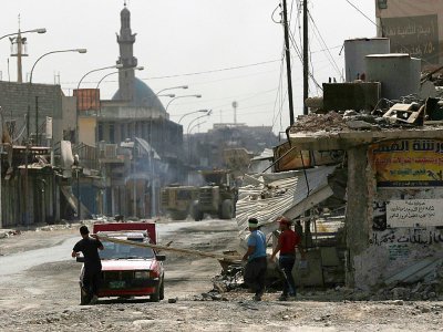 Des irakiens dans les rues détruites de Mossoul-ouest, le 13 juillet 2017, quelques jours après que l'armée a chassé le groupe Etat islamique de la ville - SAFIN HAMED [AFP]