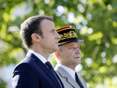 Le président Emmanuel Macron et le chef d'état-major des armées (Cema), le général Pierre de Villiers, au défilé militaire sur les Champs-Elysées à Paris le 14 juillet 2017 - Etienne LAURENT [POOL/AFP]