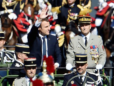 Le président Emmanuel Macron et le chef d'état-major des armées (Cema), le général Pierre de Villiers, au défilé militaire sur les Champs-Elysées à Paris le 14 juillet 2017 - ALAIN JOCARD [AFP]