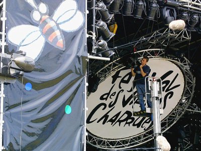 Un technicien prépare la grande scène du festival des Vieilles Charrues, le 18 juillet 2002 - FRED TANNEAU [AFP/Archives]