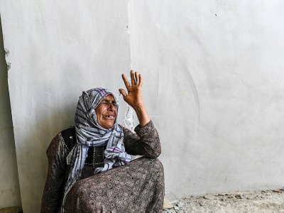 Une femme de la famille Cheikh Ways en larmes supplie les combattants kurdes de retrouver les corps de ses proches dans les décombres des maisons à Raqa, le 12 juillet 2017 - BULENT KILIC [AFP]