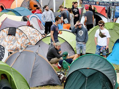 Des festivaliers au camping de Carhaix-Plouger, au 2e jour des "Vieilles Charrues", le 14 juillet 2017 - FRED TANNEAU [AFP]