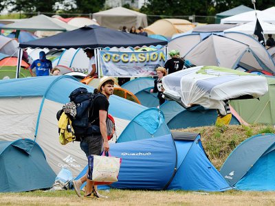 Un festivalier arrive au camping de Carhaix-Plouger, au 2e jour des "Vieilles Charrues", le 14 juillet 2017 - FRED TANNEAU [AFP]