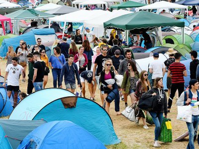 Des festivaliers arrivent au camping de Carhaix-Plouger, au 2e jour des "Vieilles Charrues", le 14 juillet 2017 - FRED TANNEAU [AFP]