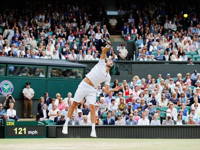 Le Croate Marin Cilic au service face à l'Américain Sam Querrey en demi-finales de Wimbledon, le 14 juillet 2017 - Adrian DENNIS [AFP]