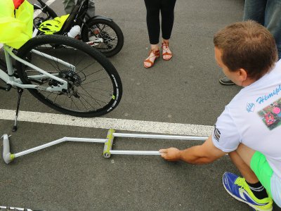 Sébastien Roussel a conçu lui-même une barre à accrocher au vélo couché, pour tracter Tristan. - Célia Caradec