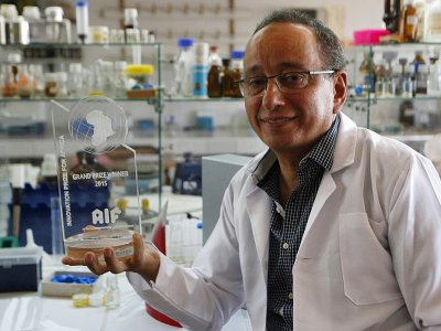 Le marocain Adnane Remmal, chef du laboratoire de biotechnologie de l'Université Sidi Mohamed Ben Abdallah de Fès, au centre du Maroc, le 30 juin 2017 - STRINGER [AFP]