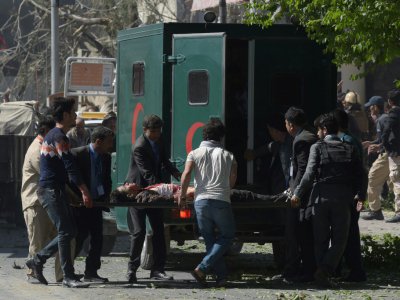 Un blessé est porté vers une ambulance après l'attaque suicide au camion piégé du 31 mai 2017 à Kaboul - SHAH MARAI [AFP/Archives]