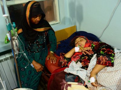 Une Afghane, blessée par une bombe placée sur une route, hospitalisée à Herat (ouest) le 26 mai 2017 - HOSHANG HASHIMI [AFP/Archives]