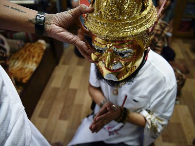 Une cérémonie chez Toon, ermite thaïlandais (G), à Khon Kaen dans le nord de la Thaïlande, le 20 mai 2017 - Lillian SUWANRUMPHA [AFP]
