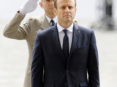 Le président de la République, Emmanuel Macron (au premier plan), et le chef d'état-major des armées, Pierre de Villiers, le 14 mai 2017 à Paris - Michel Euler, Michel Euler [POOL/AFP/Archives]