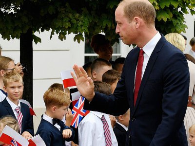 Le prince William salue des enfants lors d'une cérémonie au palais présidentiel à Varsovie, le 17 juillet 2017 - JANEK SKARZYNSKI [AFP]