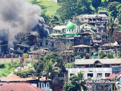 De la fumée s'échappe après un bombardement aérien sur les positions des insurgés jihadistes à Marawi, sur l'île de Mindanao (Philippines), le 26 juin 2017 - TED ALJIBE [AFP]