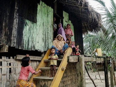 Une famille musulmane dans le village de Maung Hnama, près de Buthidaung dans l'Etat Rakhine au nord-ouest de la Birmanie, le 13 juillet 2017 - HLA HLA HTAY [AFP/Archives]