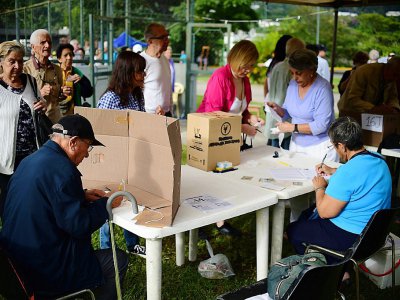Des personnes votent, à Caracas, le 16 juillet 2017, à l'occasion de la consultation symbolique organisée par l'opposition vénézuélienne sur l'assemblée constituante voulue par le président Nicolas Maduro - Ronaldo SCHEMIDT [AFP]