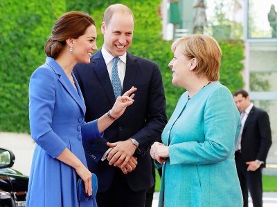 Le prince William et son épouse Kate accueillis par la chancelière allemande Angela Merkel à leur arrivée à Berlin, le 19 juillet 2017 - Odd ANDERSEN [AFP]
