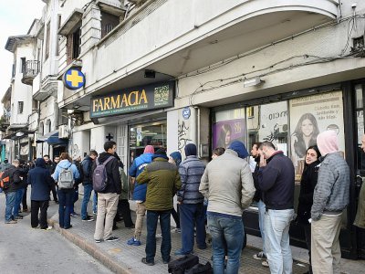 Une queue devant une pharmacie pour acheter du cannabis à usage récréatif en toute légalité à Montevideo, le 19 juillet 2017. - MIGUEL ROJO [AFP]