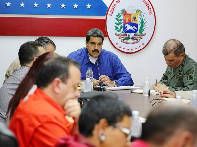 Le président vénézuelien Nicolas Maduro (au centre) au cours d'une réunion avec ses ministres à Caracas le 17 juillet 2017. - JUAN BARRETO [AFP]
