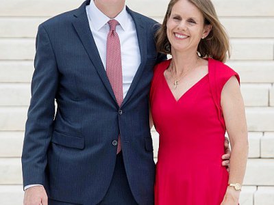 Neil Gorsuch et sa femme Marie Louise Gorsuch sur les marches de la Cour Suprême le 15 juin 2017 - JIM WATSON [AFP/Archives]