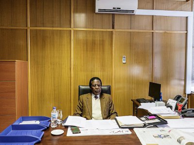 Le négociateur du gouvernement namibien sur la question du génocide Zedekia Josef Ngavirue dans son bureau au ministère des Affaires étrangères à Windhoek le 20 juin 2017 - GIANLUIGI GUERCIA [AFP]
