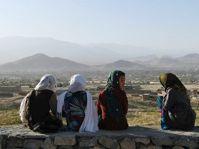 Des fillettes afghanes sur un muret surplombant Kaboul, le 21 juillet 2017 - WAKIL KOHSAR [AFP]