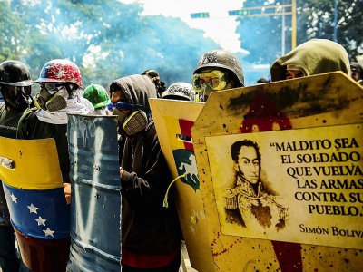 Affrontements entre opposants au président Nicolas Maduro et forces de l'ordre au cours d'une marche vers la Cour suprême du Venezuela, le 22 juillet 2017 à Caracas - RONALDO SCHEMIDT [AFP]