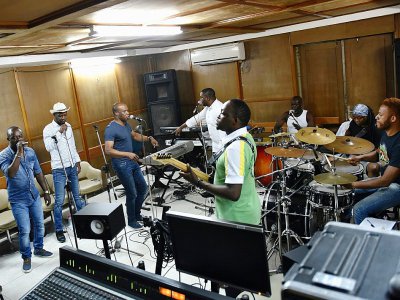 Le groupe Magic System en répétition dans un studio d'Abidjan, Côte d'Ivoire, le 25 mai 2017 - Sia KAMBOU [AFP/Archives]