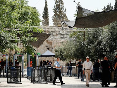 Le dispositif de sécurité installé par les autorités israéliennes à l'extérieur de la porte du Lion, menant à l'esplanade des Mosquées, le 23 juillet 2017 à Jérusalem - Ahmad GHARABLI [AFP]