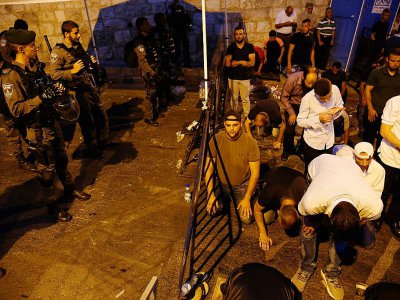 Les forces israéliennes et les fidèles musulmans, à l'extérieur de la porte du Lion, à Jérusalem, le 22 juillet 2017 - AHMAD GHARABLI [AFP]