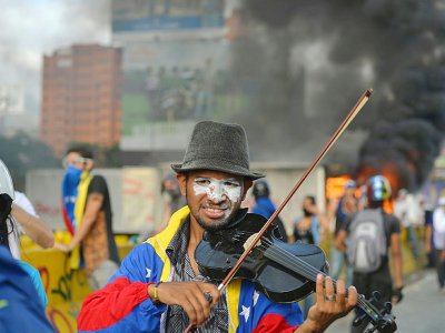 Le violoniste Wuilly Arteaga, devenu une icône des manifestations contre le président Nicolas Maduro, le 27 mai 2017 à Caracas - LUIS ROBAYO [AFP]