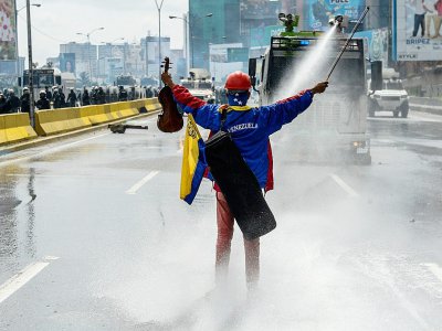 Le violoniste Wuilly Arteaga, devenu une icône des manifestations contre le président Nicolas Maduro, le 24 mai 2017 à Caracas - FEDERICO PARRA [AFP]