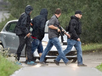 Les policiers à Uhwiesen dans le nord de la Suisse sont à la poursuite d'un homme armé d'une tronçonneuse qui a blessé au moins cinq personnes dans une attaque à Schaffhouse, le 24 juillet 2017 - MICHAEL BUHOLZER [AFP]