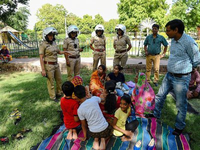 Des policières d'une unité spéciale uniquement composée de femmes patrouillent le 14 juin 2017 dans la ville de Jaipur (nord-ouest de l'Inde) pour lutter contre les violences faites aux femmes - CHANDAN KHANNA [AFP]