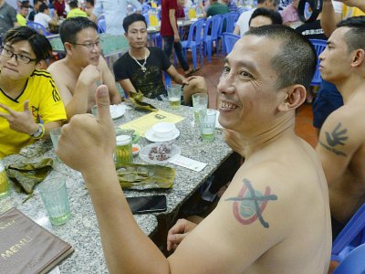 Des membres de l'équipe de football amateur No-U FC, constituée d'opposants politiques vietnamiens, prennent un verre le 9 juillet 2017 à Hanoï - HOANG DINH NAM [AFP]