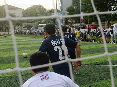 Pendant le match hebdomadaire de l'équipe de football amateur No-U FC, constituée d'opposants politiques, à Hanoï le 9 juillet 2017 - HOANG DINH NAM [AFP]