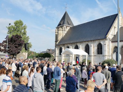 Des centaines de personnes recueillies pendant la messe hommage au père Hamel, retransmise sur écran géant à l'extérieur. - Jean-Michel Perreau