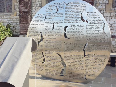 La stèle hommage au père Hamel et la plaque avant leur inauguration, le 26 juillet 2017. - Pierre Durand-Gratian
