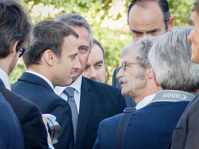 Emmanuel Macron accueilli par Hubert Wulfranc à l'entrée de l'église Saint-Étienne, le 26 juillet 2017. hommage attentat saint etienne du rouvray 1 an père Hamel - Matthieu Farcy