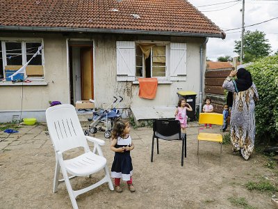 Une famille syrienne menacée d'expulsion, devant le pavillon qu'elle occupe à Athis-Mons, dans l'Essonne près de l'aéroport d'Orly, le 20 juillet 2017 - PATRICK KOVARIK [AFP]