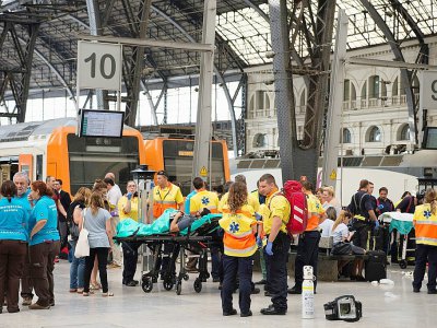 Les secours évacuent des blessés après un accident de train dans la "gare de France", à Barcelone en Espagne, le 28 juillet 2017 - Josep LAGO [AFP]