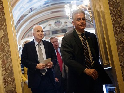 Le sénateur américain John McCain quitte le Sénat le 25 juillet 2017 après un vote contre l'abrogation de l'ObamaCare - Brendan Smialowski [AFP]