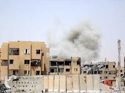Fumée après des tirs des Forces démocratiques syriennes sur la ville de Raqa en Syrie, le 28 juillet 2017 - DELIL SOULEIMAN [AFP]