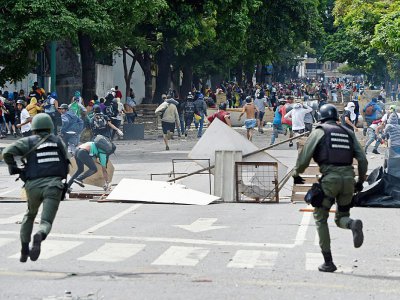 La police vénézuélienne charge sur des manifestants anti gouvernement, le 27 juillet 2017 à Caracas - Juan BARRETO [AFP]