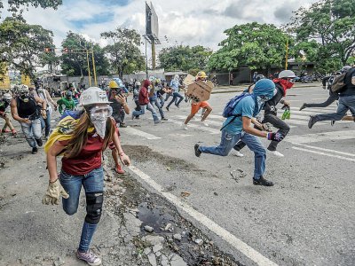 Heurts entre opposants au président vénézuélien Nicolas Maduro et forces de police, le 28 juillet 2017 à Caracas - JUAN BARRETO [AFP]