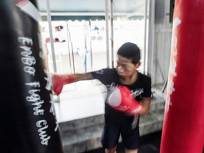 Un jeunes garçons s'entraîne aux arts martiaux mixtes (MMA) à Chengdu en chine, le 2 juin 2017 - Fred DUFOUR [AFP]