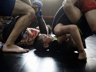 De jeunes garçons s'entraînent aux arts martiaux mixtes (MMA) à Chengdu en chine, le 2 juin 2017 - Fred DUFOUR [AFP]