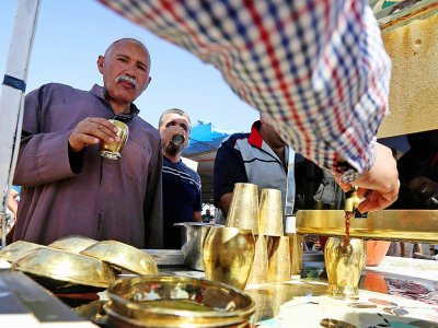 Un vendeur irakien vend des boissons dans un marché de l'est de Mossoul le 28 juillet 2017 - SAFIN HAMED [AFP]