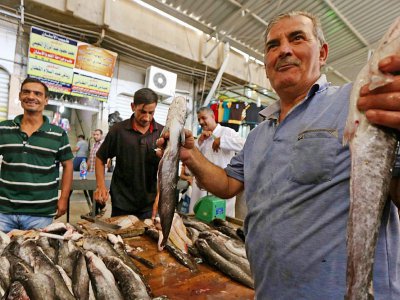 Un vendeur de poisson irakien dans un marché de l'est de Mossoul le 28 juillet 2017 - SAFIN HAMED [AFP]