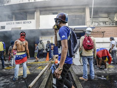 Des manifestants attaquent un poste de police le 30 juillet 2017 à Caracas - JUAN BARRETO [AFP]